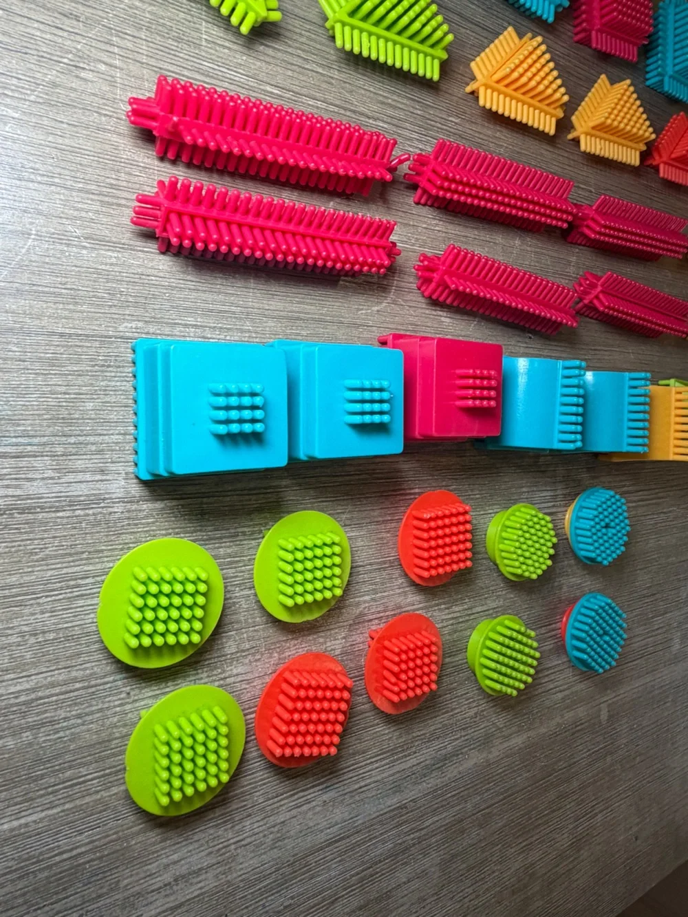Battat Bristle blocks Interlocking Sensory Building Tiles for kids 61 piece